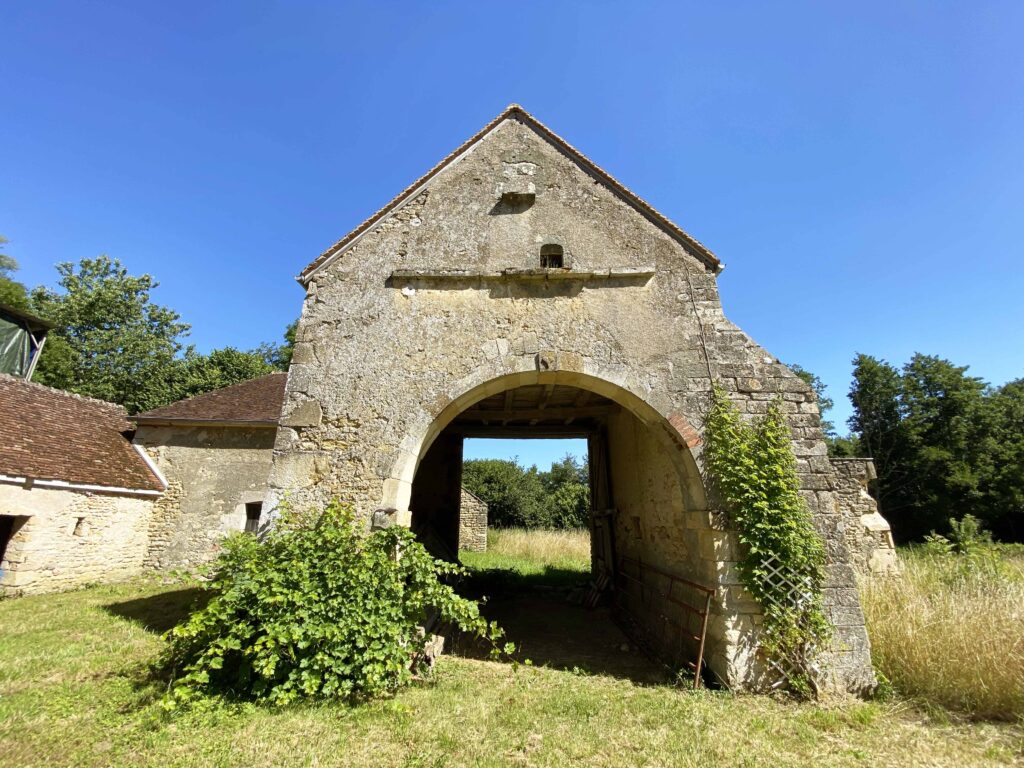 Grange classée avec charpente ancienne dans la Nièvre