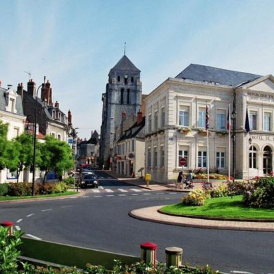 Vue du centre-ville de Cosne-Cours-sur-Loire avec ses commerces, son patrimoine architectural et son cadre de vie agréable dans la Nièvre.