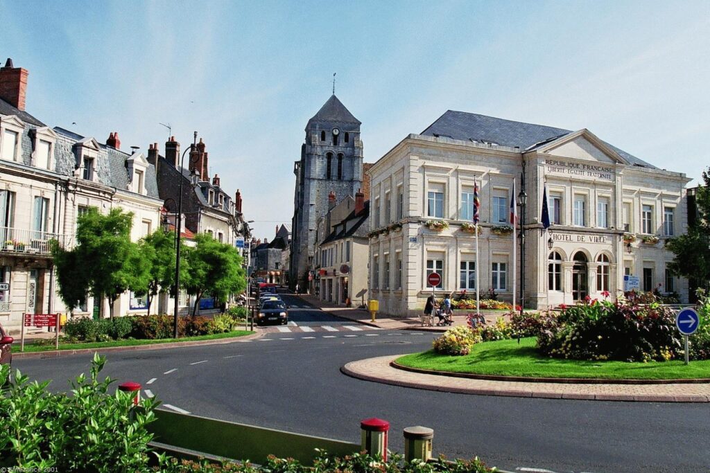 Vue du centre-ville de Cosne-sur-Loire avec maisons et commerces