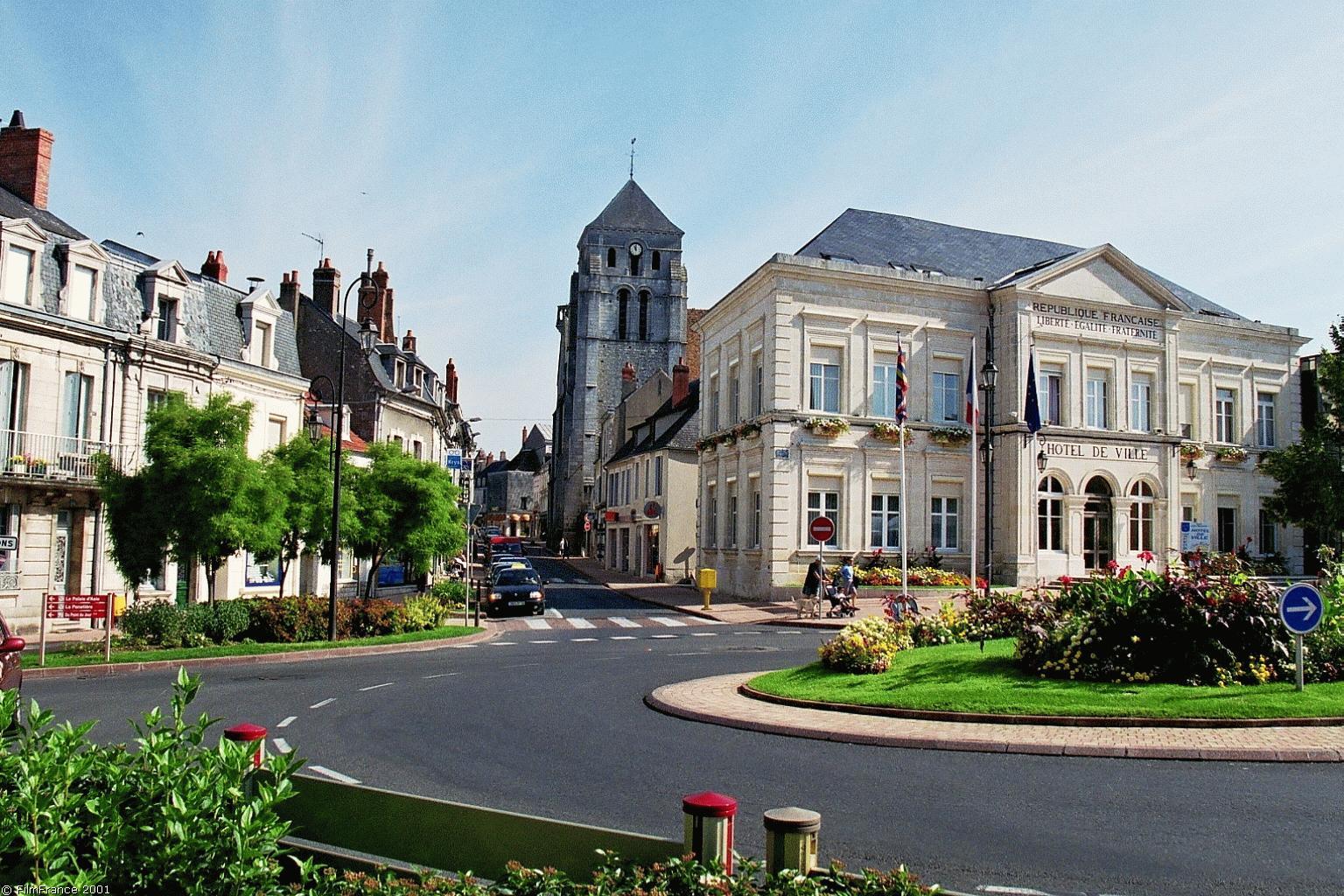 Vue du centre-ville de Cosne-sur-Loire avec maisons et commerces