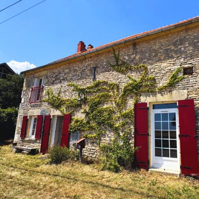 Maison ancienne en pierre dans la Nièvre illustrant un article sur les délais de vente immobilière