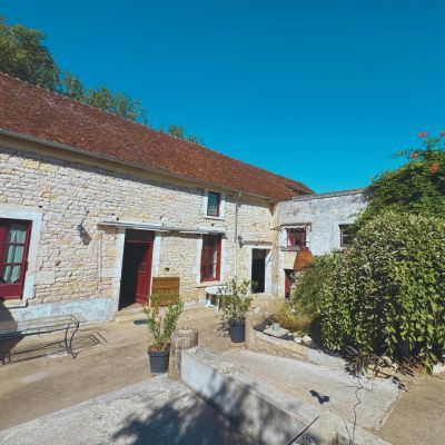 Maison familiale ancienne concernée par une succession immobilière dans la Nièvre